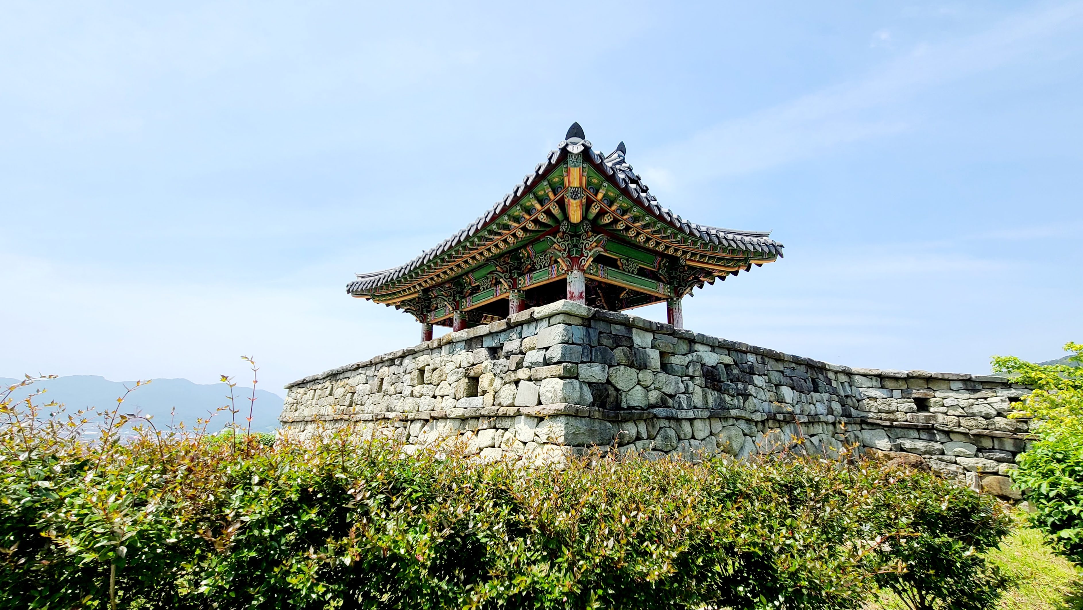 从东陂浪中段西侧转角俯瞰强口岸（강구안）全景，远景可见传统木质龟船模型。