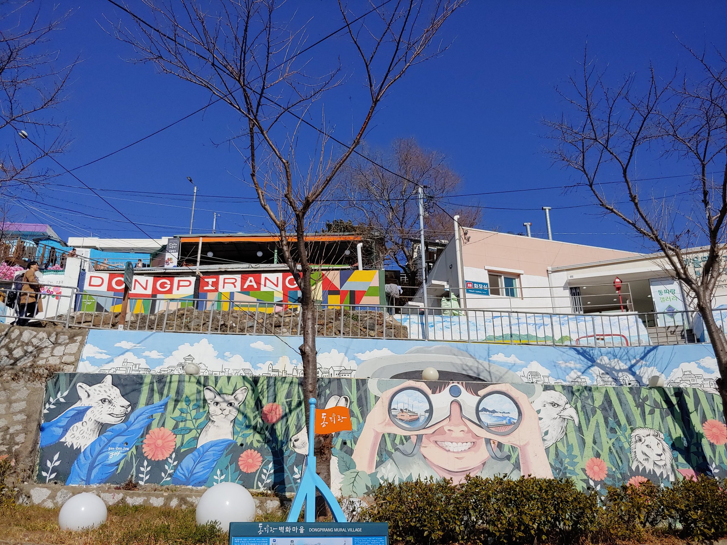 爱心与字母墙，常见于情侣与自由行旅客的留影点。
