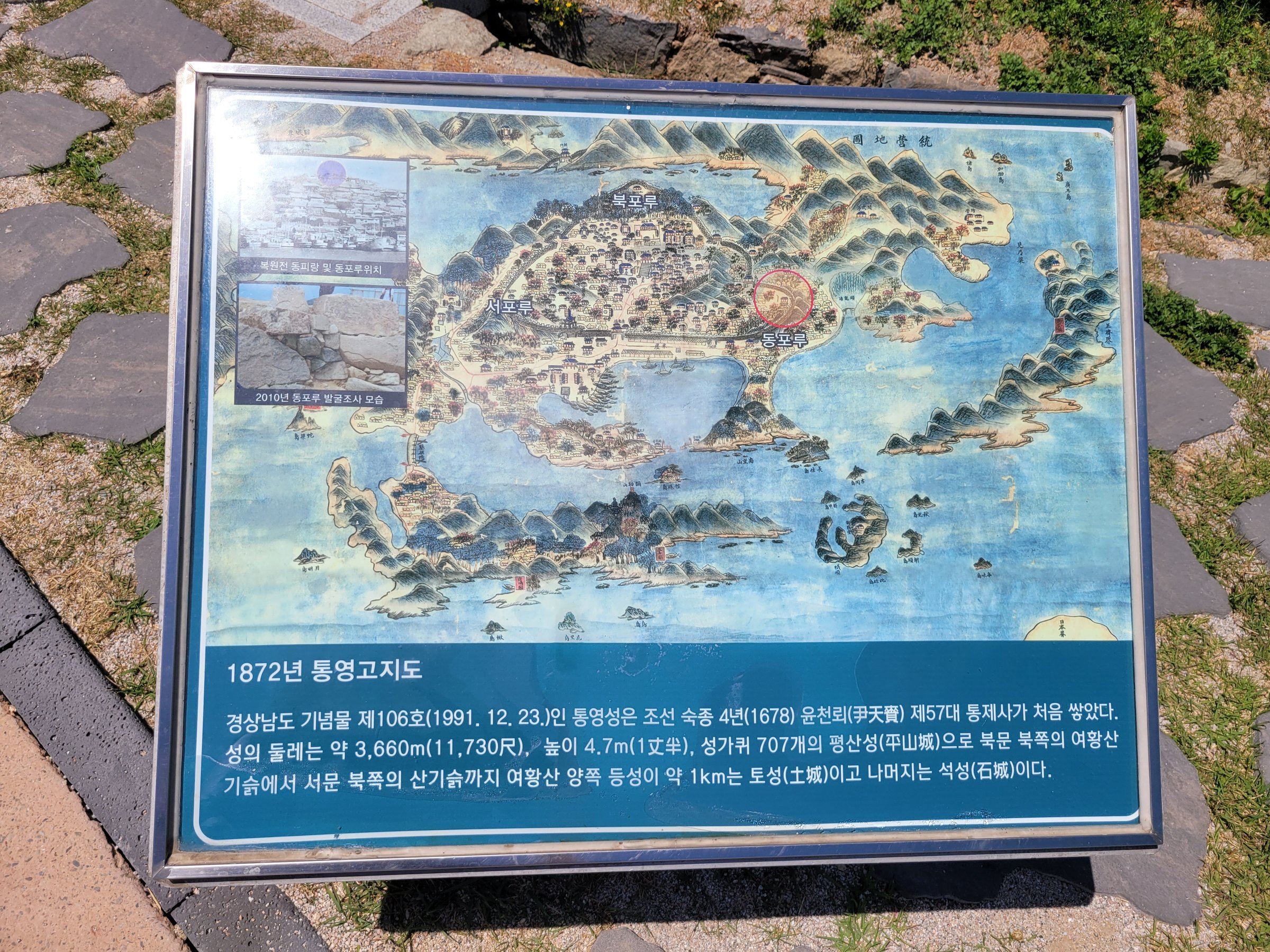 沿山坡层叠而上的彩绘石阶，是东陂浪最具仪式感的登村动线。
